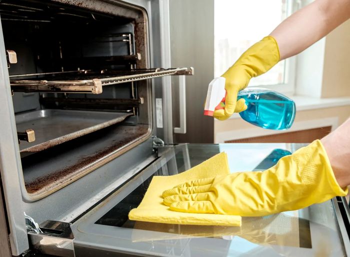 hand-cleaning-oven